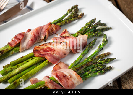 Mit Speck umwickelt Spargel und einige Gewürze Platte Stockfoto