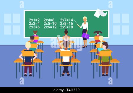 Lehrerin zeigt Tafel Schüler lösen mathematische Problem während der Lektion Ausbildung Konzept moderne Schule Klassenzimmer Innenraum Zeichentrickfiguren Stock Vektor