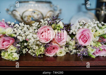 Große Mittelstück mit rosa und weißen Rosen und frisches Laub geeignet als Dekoration für Tisch Mittelstücke bei einer Hochzeit Zeremonie oder bei Party Stockfoto