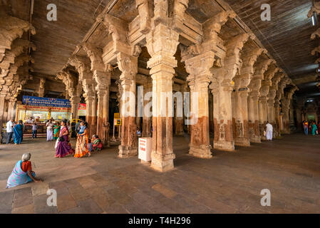 Horizontale Ansicht innerhalb einer der Montagehallen im Sri Ranganathaswamy Tempel Komplex in Trichy, Indien. Stockfoto