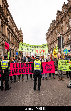 Edinburgh, Großbritannien. 16. April 2019. Die Demonstranten auf der North Bridge, Edinburgh, nehmen teil an der XR Klima Not Straßensperre Demonstration. Stockfoto