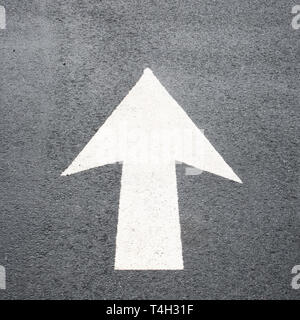 Der Richtungspfeil auf Pflaster. Stockfoto