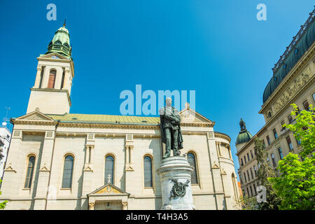 Zagreb, Kroatien, Blumen Square, Denkmal der kroatischen Dichter Petar Preradovic und der Serbischen Orthodoxen Kirche und modernes Gebäude im Hintergrund Stockfoto