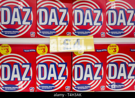 DAZ Washing Powder auf einem Supermarktregal in London, England, Großbritannien Stockfoto