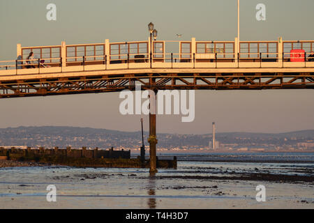 Auf der Suche nach Worthing Pier in Richtung Shoreham, Großbritannien Stockfoto