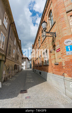 Eine Aussicht auf eine Gasse in der Altstadt von Winterthur in der Schweiz mit traditionellen Ziegel Industrie Häuser Stockfoto