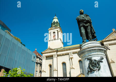 Zagreb, Kroatien, Blumen Square, Denkmal der kroatischen Dichter Petar Preradovic und der Serbischen Orthodoxen Kirche und modernes Gebäude im Hintergrund Stockfoto