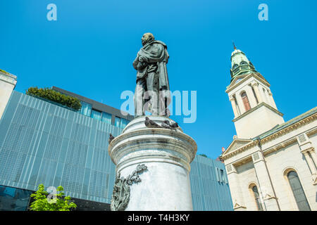 Zagreb, Kroatien, Blumen Square, Denkmal der kroatischen Dichter Petar Preradovic und der Serbischen Orthodoxen Kirche und modernes Gebäude im Hintergrund Stockfoto