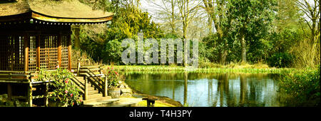 Shinto Schrein in einem Japanischen Tee Garten Stockfoto