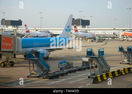 AMSTERDAM, NIEDERLANDE, 17. SEPTEMBER 2017: sonnigen Tag auf der Plattform der Flughafen Schiphol Stockfoto