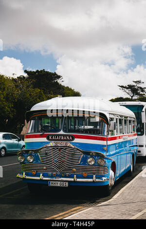 MDINA, Malta - 15 September, 2018: Die typischen bunten alten maltesischen British Bus aus den 60er Jahren auf die Straße, der öffentliche Verkehr in Malta Stockfoto