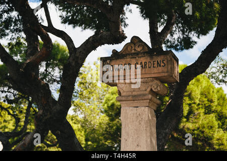 MDINA, Malta - 15 September, 2018: verwitterte Stein Schild in der Howard Gärten umgeben von alten Bäumen, Rabat, Mdina, Malta Stockfoto