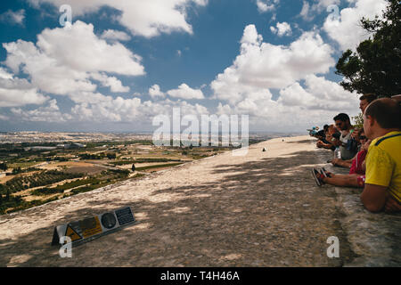 MDINA, Malta, 15. SEPTEMBER 2018: Eine Gruppe von Touristen in einem wunderschönen Panoramablick auf Malta Insel von oben der Bastion Square um Mdina Stockfoto