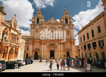 MDINA, Malta - 15 September, 2018: Die Schöne berühmten Saint Poul Kathedrale in der Stadt Mdina, Malta an schönen, sonnigen Tag mit einer Gruppe von Touristen in der Nähe von Stockfoto