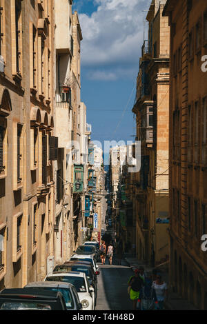 VALLETTA, Malta - 15 September, 2018: Die engen mittelalterlichen Straße mit typische maltesische Balkon im zentralen Teil von Valletta, die Hauptstadt von Malta. Beliebte Stockfoto