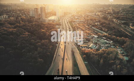 Urban Auto Verkehrsstaus Luftaufnahme. City Street Motion Lane, Antrieb Navigation Übersicht. Besetzt Stadtbild Strecke mit Forest Park um. Stockfoto