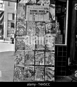 Jahrgang Zeitschrift Standfuß mit Comics und Magazinen aus den 30s und 40s einschließlich der Detective Comics (DC) Stockfoto