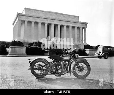 Oldtimer aus den 1930er und 1940er Jahren in ein Foto aus der Zeit vorgestellt Stockfoto