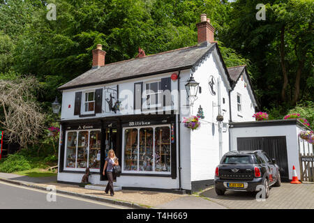 Die 'ein Coven der Hexen" Shop im Dorf Burley, New Forest, Hampshire, UK. Stockfoto