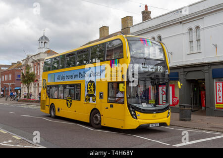 Ein gelber Bus P3 Bus Somerford auf der High Street, Christchurch, Dorset, Großbritannien. Stockfoto