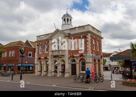 Das alte Rathaus und die Uhr auf der High Street (und Sächsische Square), Christchurch, Dorset, Großbritannien. Stockfoto