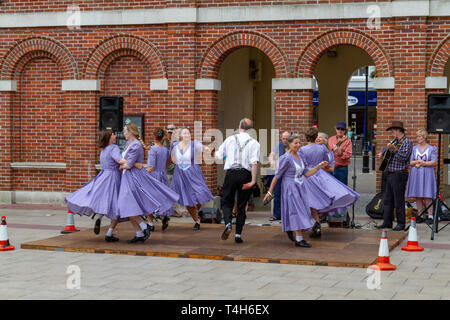 Eine Gruppe tanzen in der Sächsischen Quadrat neben dem Alten Rathaus, Christchurch, Dorset, Großbritannien. Stockfoto