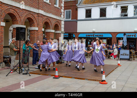 Eine Gruppe tanzen in der Sächsischen Quadrat neben dem Alten Rathaus, Christchurch, Dorset, Großbritannien. Stockfoto