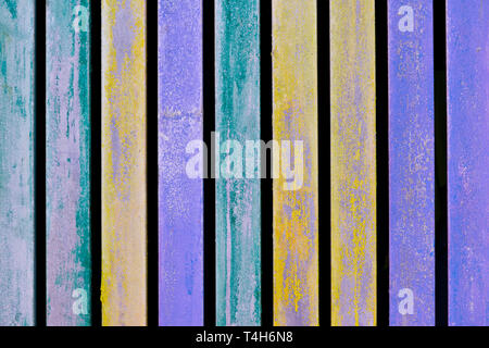 Bunte Blau, Gelb und Türkis Holz- im Alter von plank Wand Hintergrund. Stockfoto