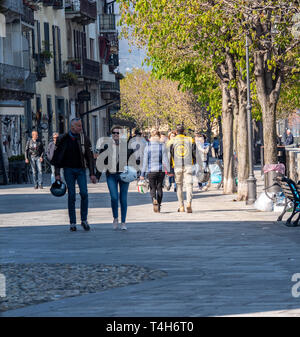 Ascona, Schweiz - 15 April, 2019: die Menschen gehen mit Biker Leder Mode und Biker Helme durch die sonnige Stadt Ascona Stockfoto