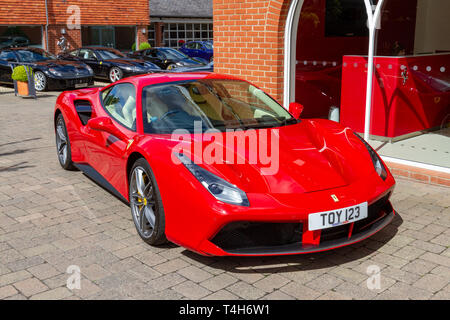 Ferrari 458 Italia außerhalb Meridien Modena, Offizielle Ferrari Händler in Lyndhurst, Hampshire, UK. Stockfoto