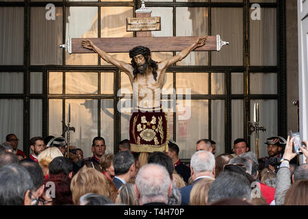 Madrid, Spanien. 16. April 2019. Die Leute Schlange stehen, um die Füße des "Cristo de los Alabarderos, "am Tor des Königlichen Palastes küssen. Stockfoto