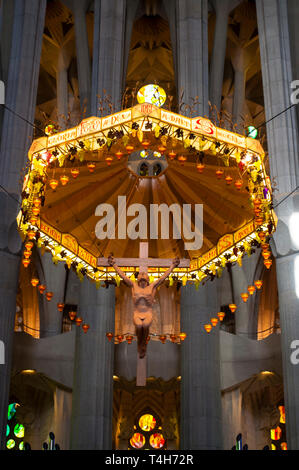 Das Innere des Sühnentempels der Sagrada Familia, entworfen vom Architekten Antoni Gaudi, Barcelona, ​​Catalonia, Spanien Stockfoto