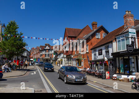 Allgemeine Ansicht entlang der High Street in Lyndhurst, New Forest, Hampshire, UK. Stockfoto