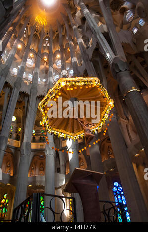 Das Innere des Sühnentempels der Sagrada Familia, entworfen vom Architekten Antoni Gaudi, Barcelona, ​​Catalonia, Spanien Stockfoto