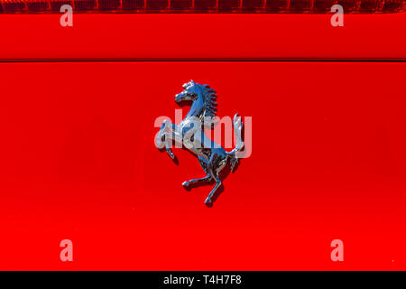 Close up of a Ferrari logo against a red background. Stockfoto