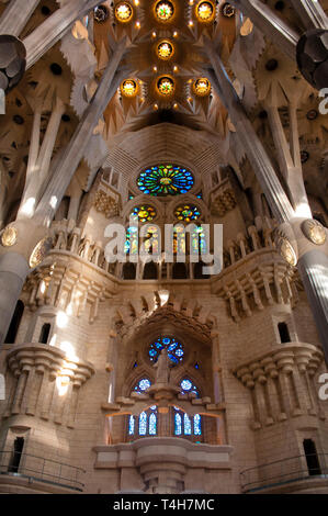 Das Innere des Sühnentempels der Sagrada Familia, entworfen vom Architekten Antoni Gaudi, Barcelona, ​​Catalonia, Spanien Stockfoto