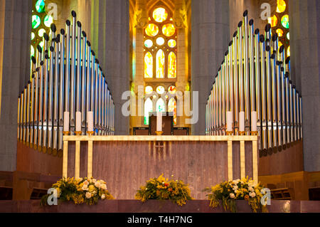 Altar und Orgel im Inneren des Sühnentempels der Sagrada Familia, entworfen vom Architekten Antoni Gaudi, Barcelona, ​​Catalonia, Spanien Stockfoto