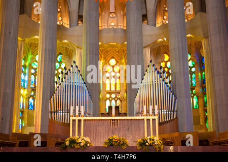 Altar und Orgel im Inneren des Sühnentempels der Sagrada Familia, entworfen vom Architekten Antoni Gaudi, Barcelona, ​​Catalonia, Spanien Stockfoto