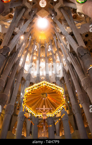 Das Innere des Sühnentempels der Sagrada Familia, entworfen vom Architekten Antoni Gaudi, Barcelona, ​​Catalonia, Spanien Stockfoto