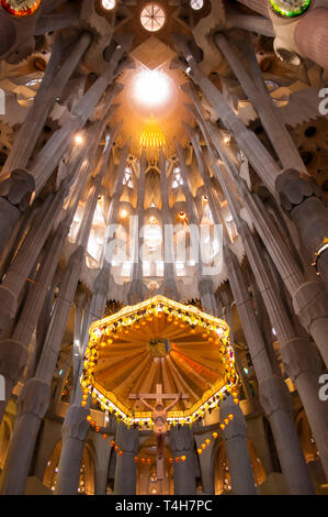 Das Innere des Sühnentempels der Sagrada Familia, entworfen vom Architekten Antoni Gaudi, Barcelona, ​​Catalonia, Spanien Stockfoto