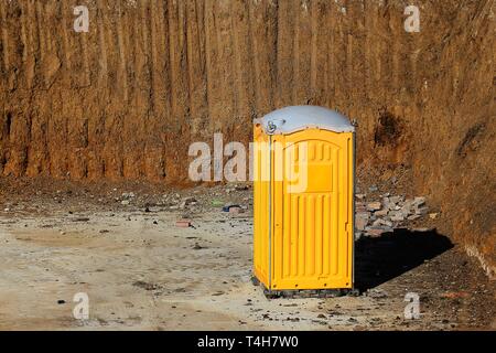 Bukarest, Rumänien - 19. März 2019: Eine gelbe tragbare Kunststoff wc Kabine ist auf einer Baustelle in Bukarest zu sehen. Dieses Bild ist für die redaktionelle Nutzung Stockfoto
