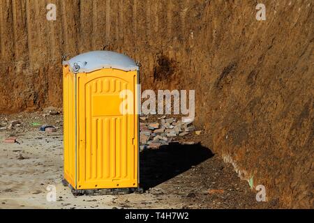 Bukarest, Rumänien - 19. März 2019: Eine gelbe tragbare Kunststoff wc Kabine ist auf einer Baustelle in Bukarest zu sehen. Dieses Bild ist für die redaktionelle Nutzung Stockfoto