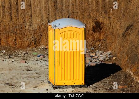 Bukarest, Rumänien - 19. März 2019: Eine gelbe tragbare Kunststoff wc Kabine ist auf einer Baustelle in Bukarest zu sehen. Dieses Bild ist für die redaktionelle Nutzung Stockfoto