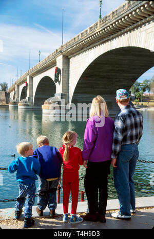 Arizona, AZ, Südwesten, Westen, Grand Canyon State, Lake Havasu City, originale London Bridge, Überführung, Verbindung, Verbindung, Umzug und Rekonstruktion hier im Jahr 1971, Familie Stockfoto