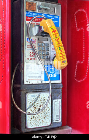 Klassische Münzautomaten öffentliche Telefonzelle mit Empfänger. Stockfoto