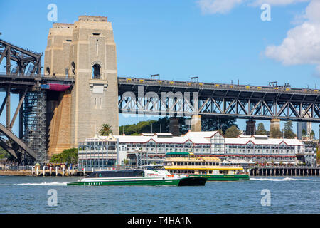 Sydney Zug auf der Harbour Bridge in Sydney sydney Rivercat Fähre und Boot unten vorbei, Sydney, Australien Stockfoto