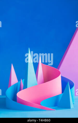 Origami papercraft Skulptur in Pastelltönen. Lebendige design Vorlage mit modernen Formen und Raum kopieren Stockfoto