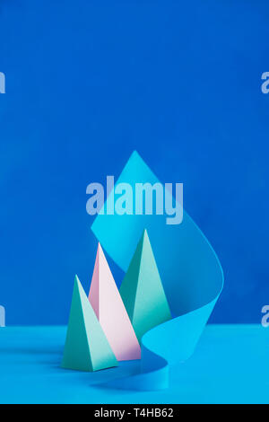 Origami papercraft Skulptur in Pastelltönen. Lebendige design Vorlage mit modernen Formen und Raum kopieren Stockfoto