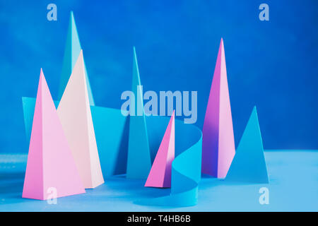 Abstrakte Pastelltönen header. Origami papercraft Skulptur in Pastelltönen. Lebendige design Vorlage mit modernen Formen und Raum kopieren Stockfoto