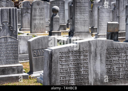 Grundsteine Im jüdischen Teil des historischen Oakland Cemetery in Atlanta, Georgia. (USA) Stockfoto